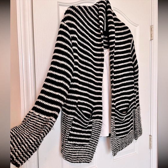 Guess brand Black and White Open Knit Cardigan Sweater with pockets. Size XS - Picture 3 of 15